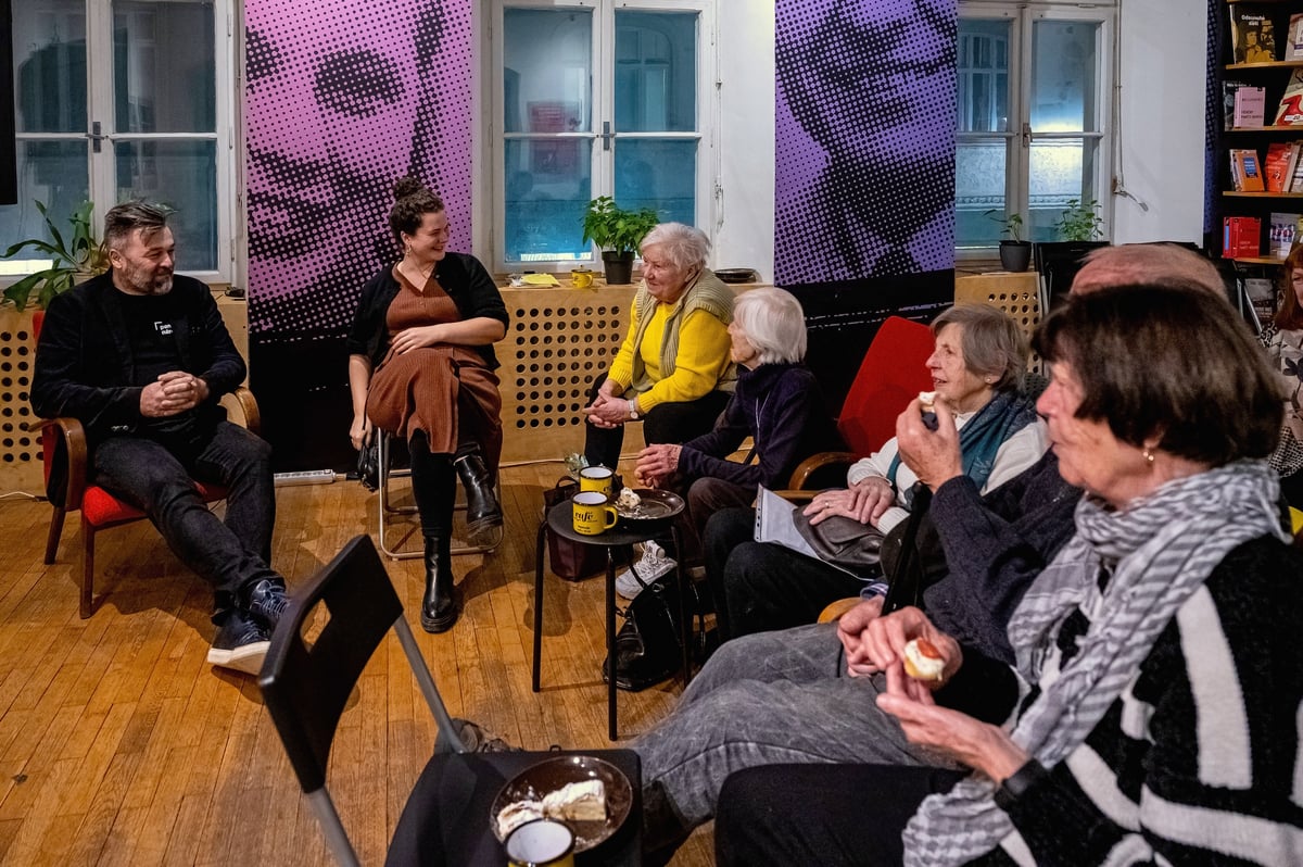 Pravidelné debaty v Café Paměti národa