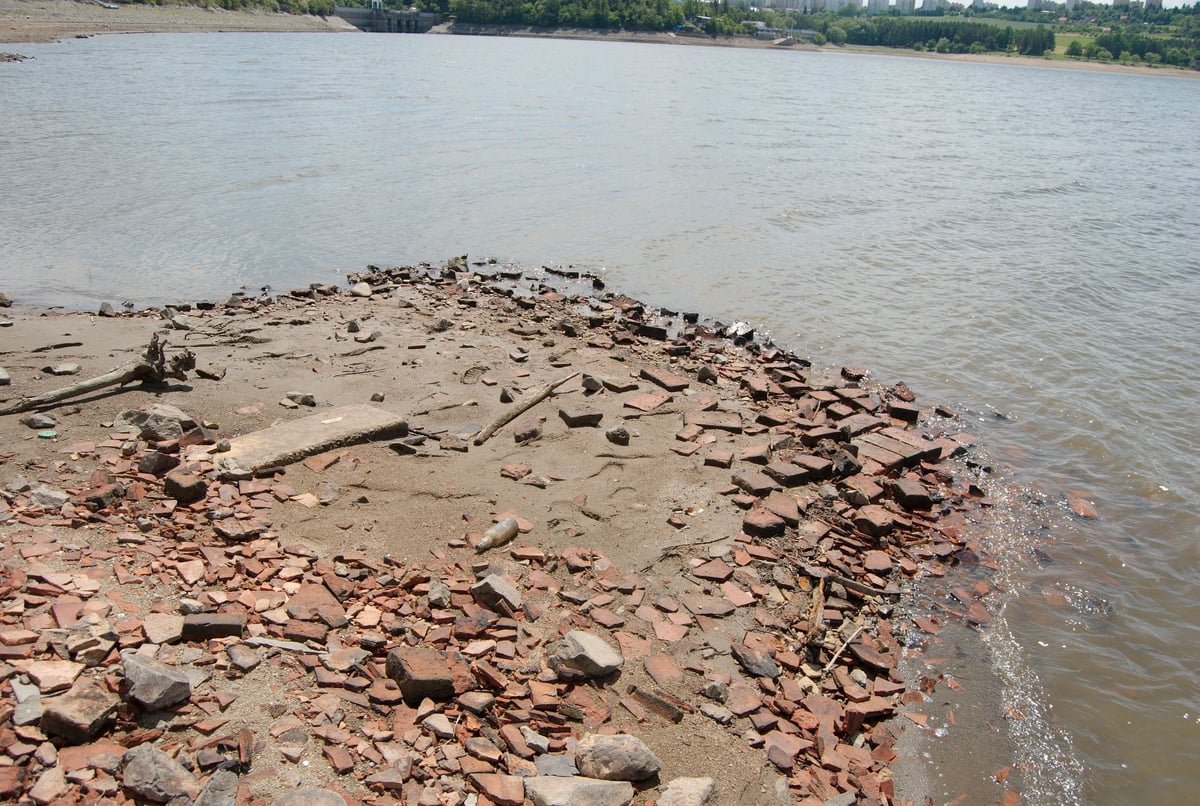 Pozůstatky Kníniček při vypuštění přehrady v roce 2009.