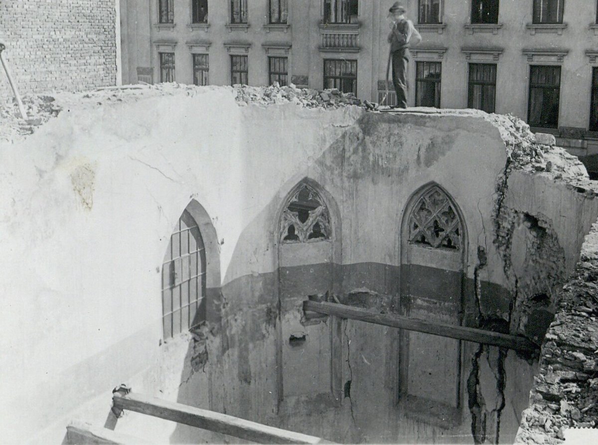 Bourání Královské kaple