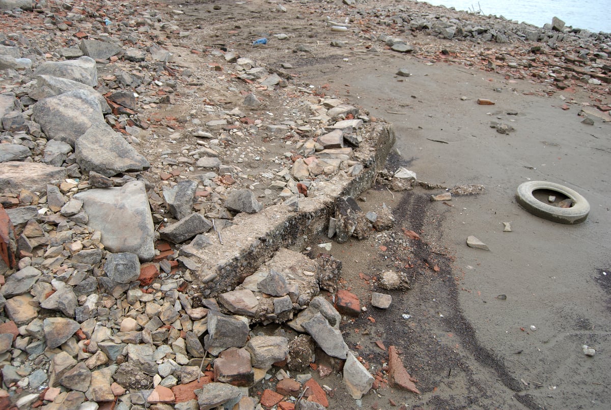 Pozůstatky Kníniček při vypuštění přehrady v roce 2009.