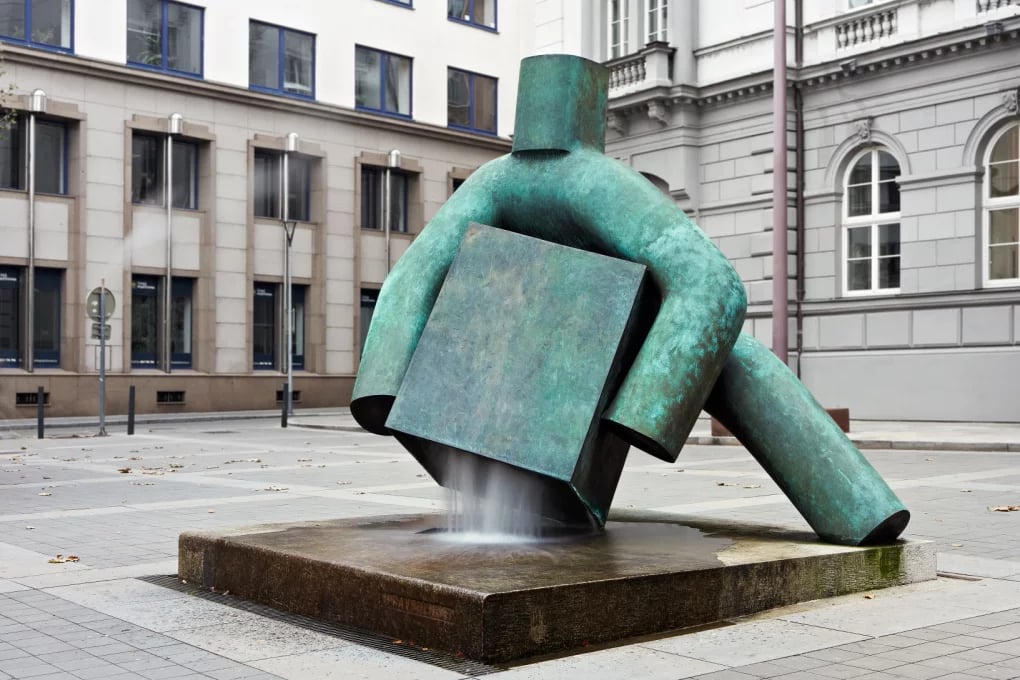 Socha „Spravedlnost“ od Mariuse Kotrby na Moravském náměstí