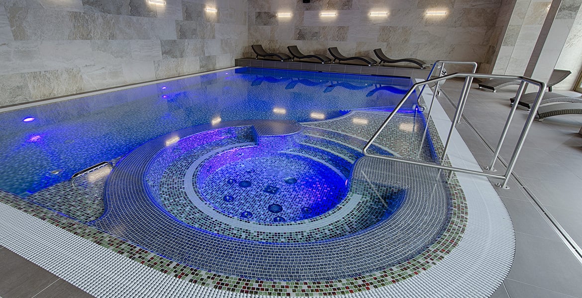 Kromě klasické finské sauny tu najdete také parní lázeň, vířivku, solárium a relaxační zónu. 