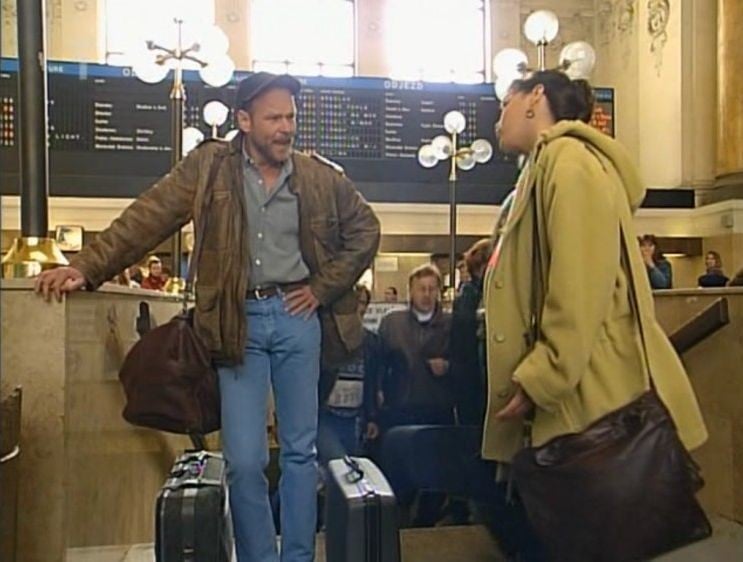 Příjezd detektiva Tomsy na hlavní nádraží