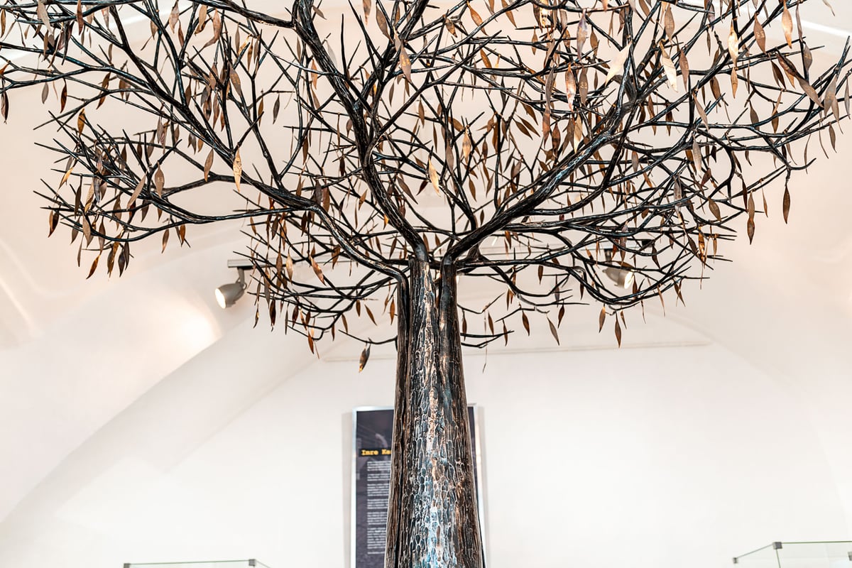 Dominantou expozice je Strom života.