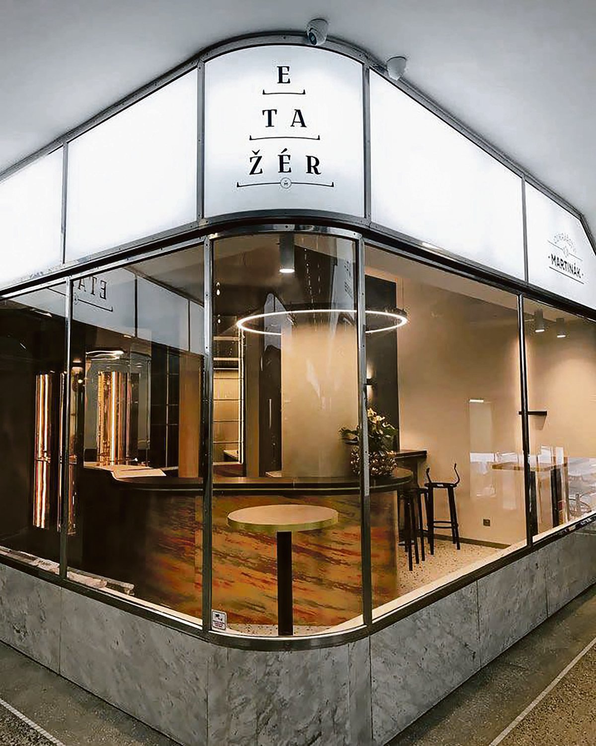 Etažér v Alfa pasáži.