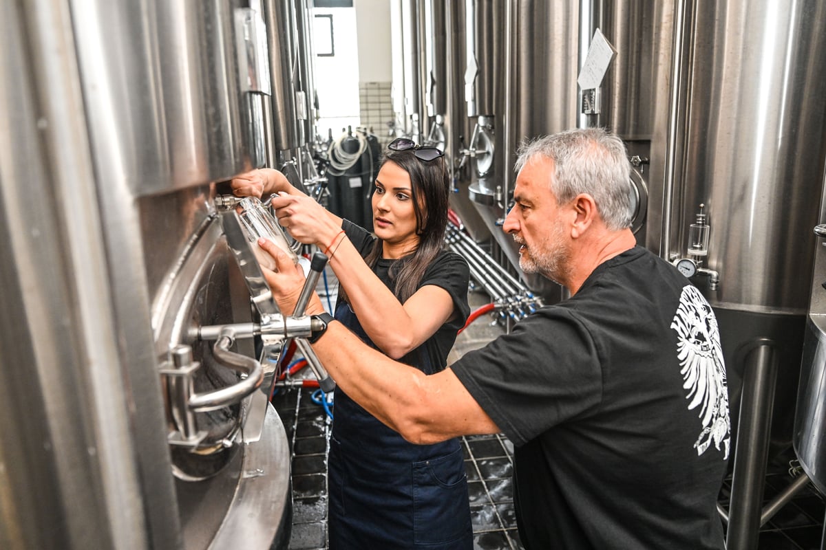 Herci Městského divadla Brno vařili pivo u Hauskrechta.