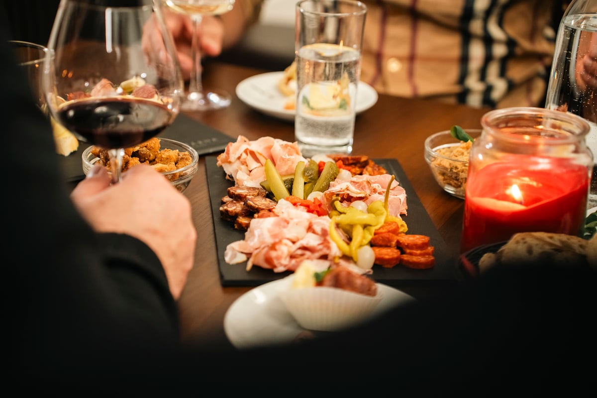 Pečlivě sestavené dobroty, které podporují každý doušek.