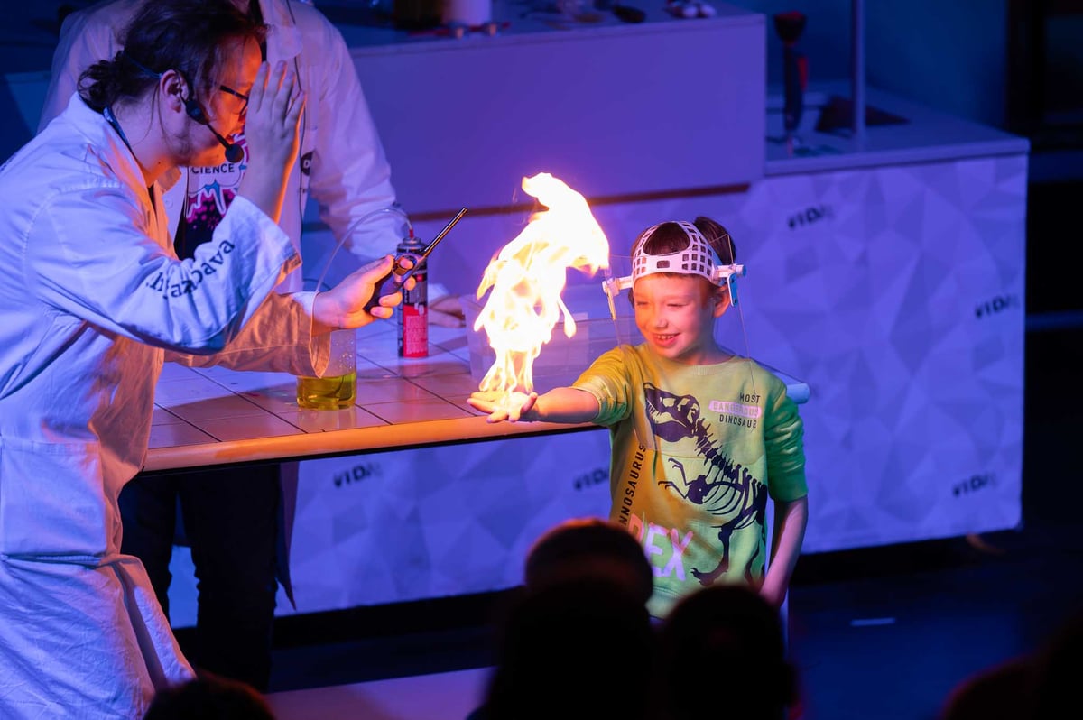 O víkendu 8.–9. listopadu ve VIDA! uvidíte téměř padesát vědeckých show s pokusy pro celou rodinu.