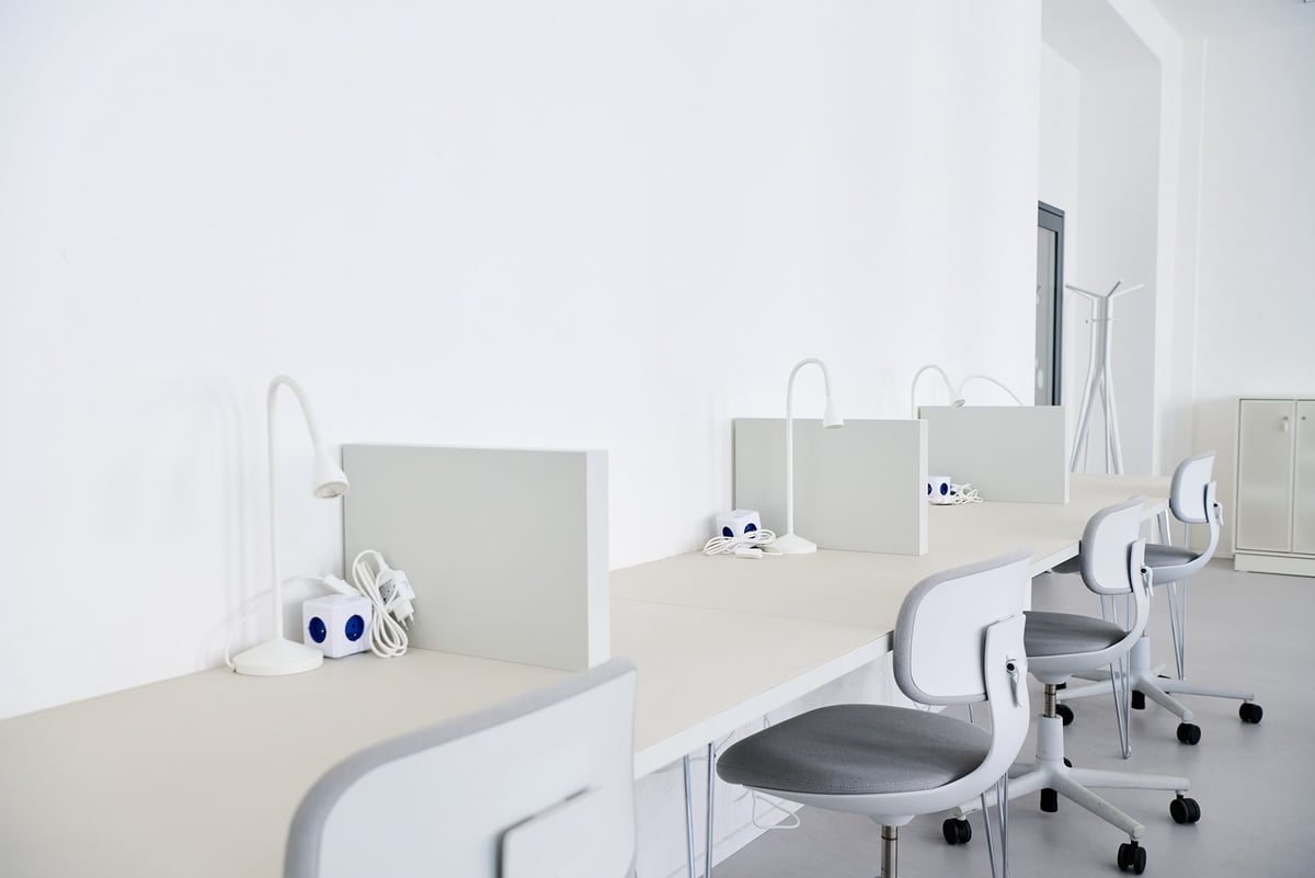 Stolky jsou vybaveny zásuvkami a lampičkami