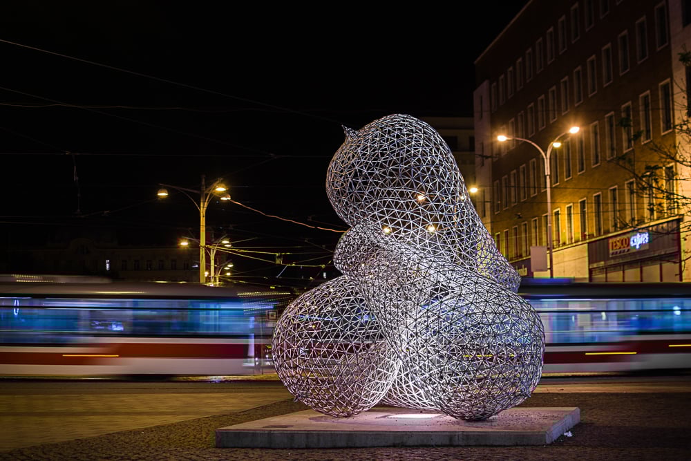 Žárovky na Malinovského náměstí.