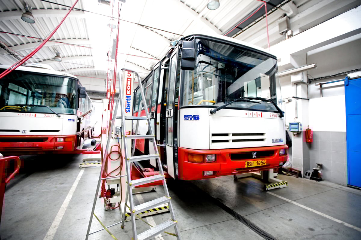 V noci probíhá údržba autobusů...