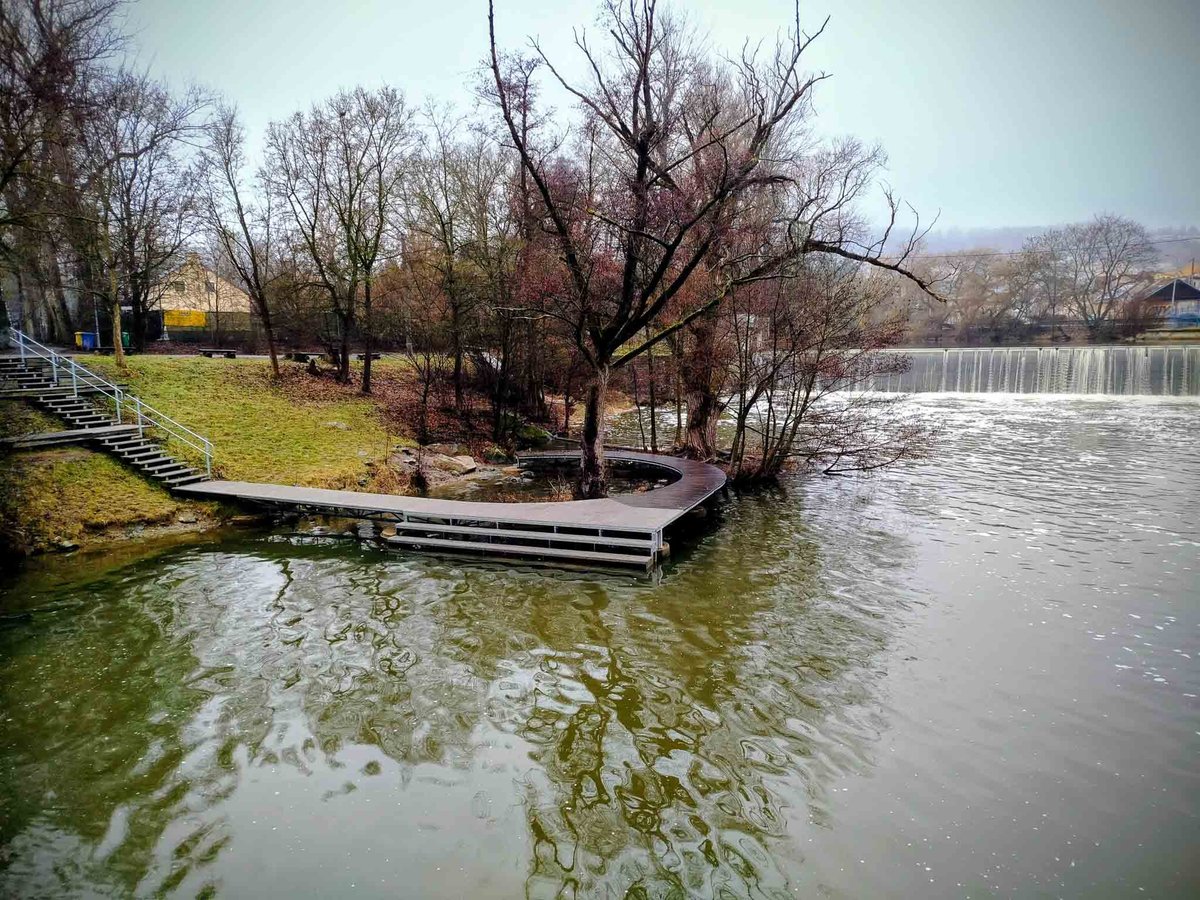 Kruhovité molo nad řekou Svratkou v Komíně