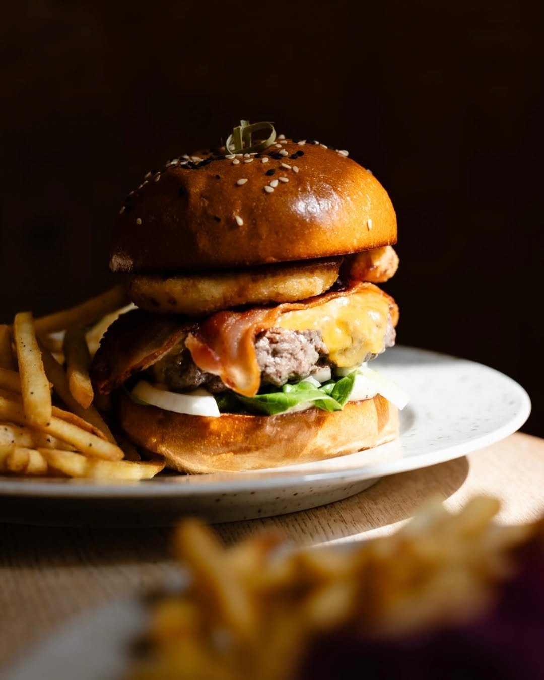 Burger s hranolkama je oblíbená položka na menu.