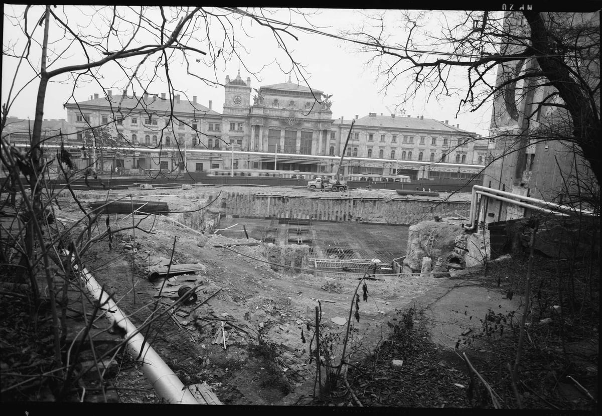 Stavba podchodu u hlavního nádraží