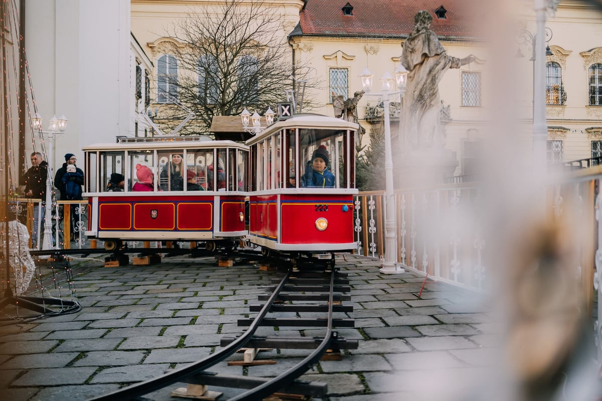 Vaše děti budou nadšené z vánoční šalinky na Dominikánském náměstí.