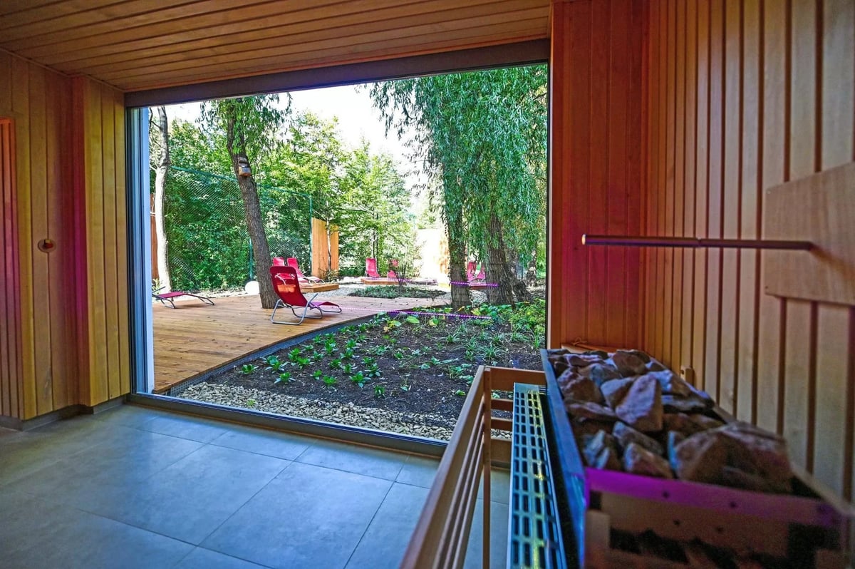 Saunový svět kombinuje moderní design s florou přilehlého parku.
