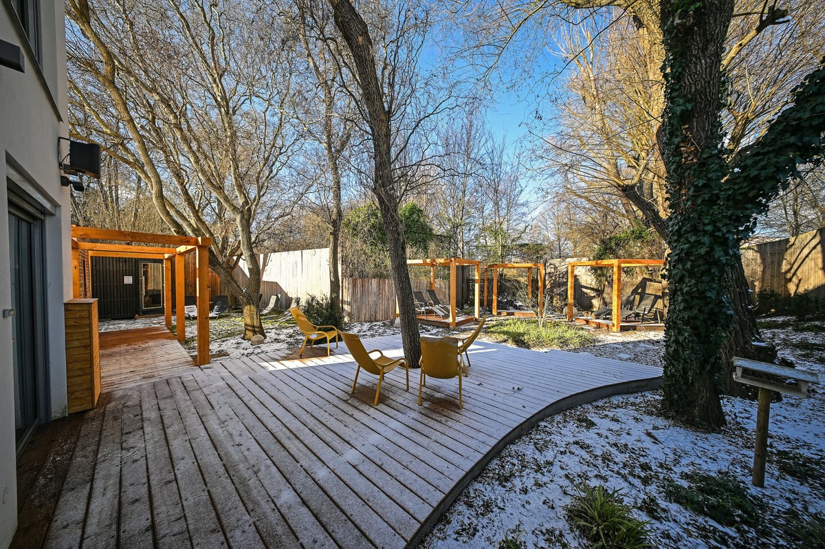 Venkovní terasa ve Wellness park Lužánky