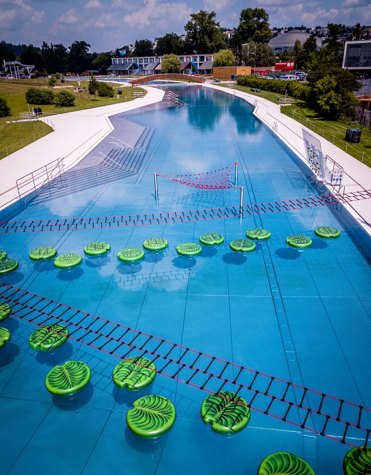 Vodní pás Riviéry se vine po meandru bývalého řečiště Svratky.