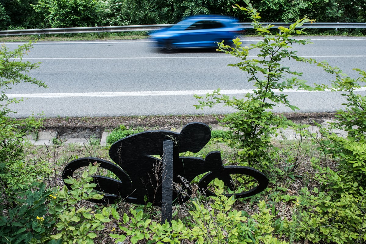 V zatáčkách pod Žebětínským lomem slavnou historii úseku připomínají dvě vyřezané postavy motorkářů