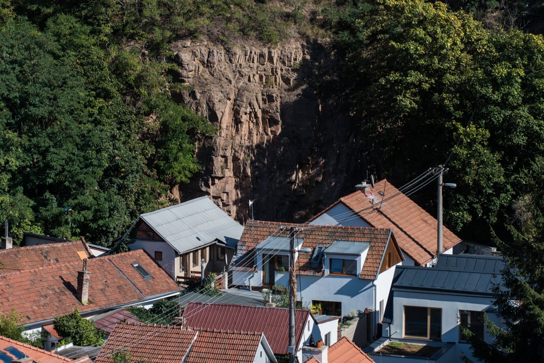 Kamenná kolonie z kopce nad čtvrtí dnes.