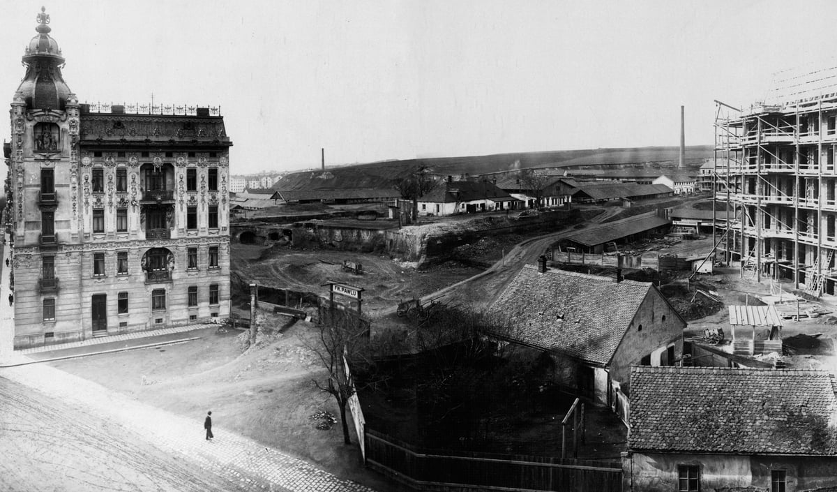 Budování Konečného náměstí