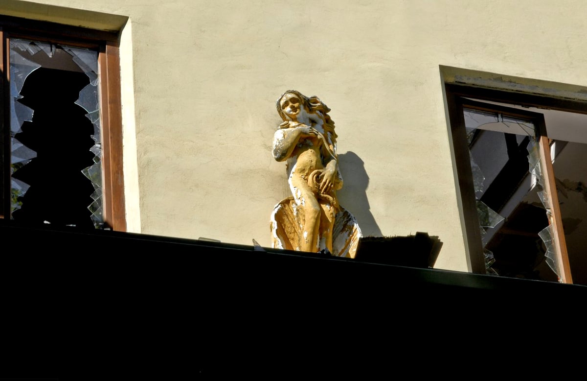 Socha Venuše také podlehla zubu času.