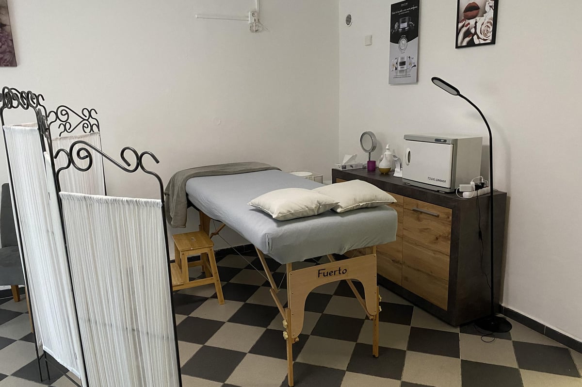 Při první návštěvě s klientem v Kosmetiq rozeberou stav a typ pleti, dle toho se sestaví ošetření na míru.