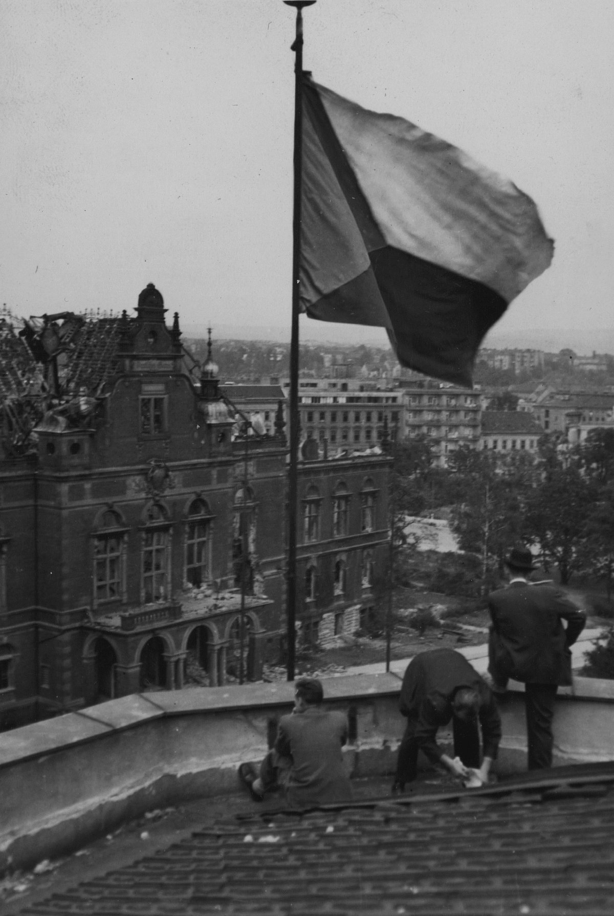 Poničený Německý dům před zbouráním v roce 1945