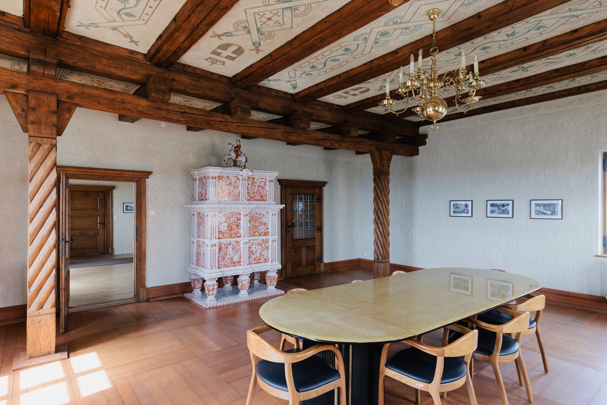 Vlaštovčí hnízdo - místnost s kamny a soškou Evžena Savojského