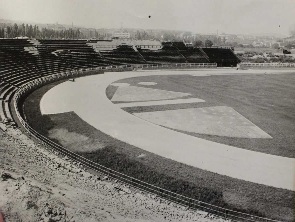 Fotbalový stadion těsně před dokončením.