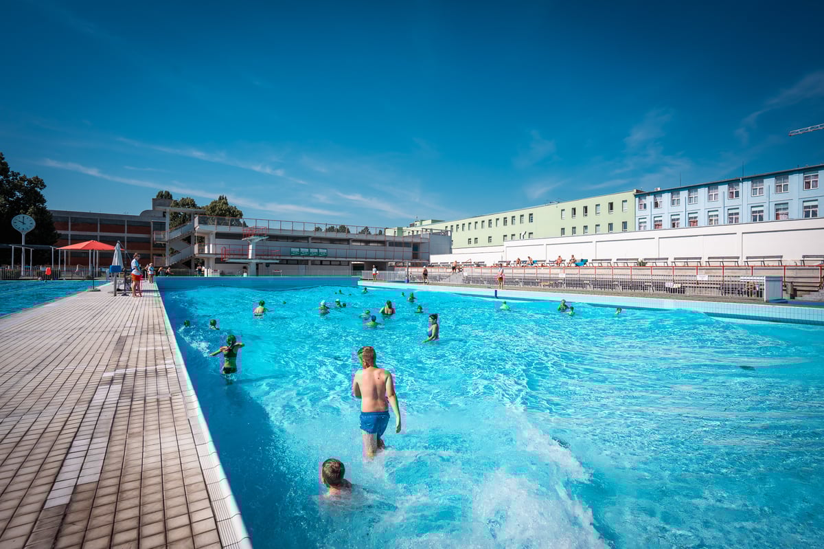 Metrové vlny, široký vstup a křišťálově čistá voda pro malé i velké plavce.
