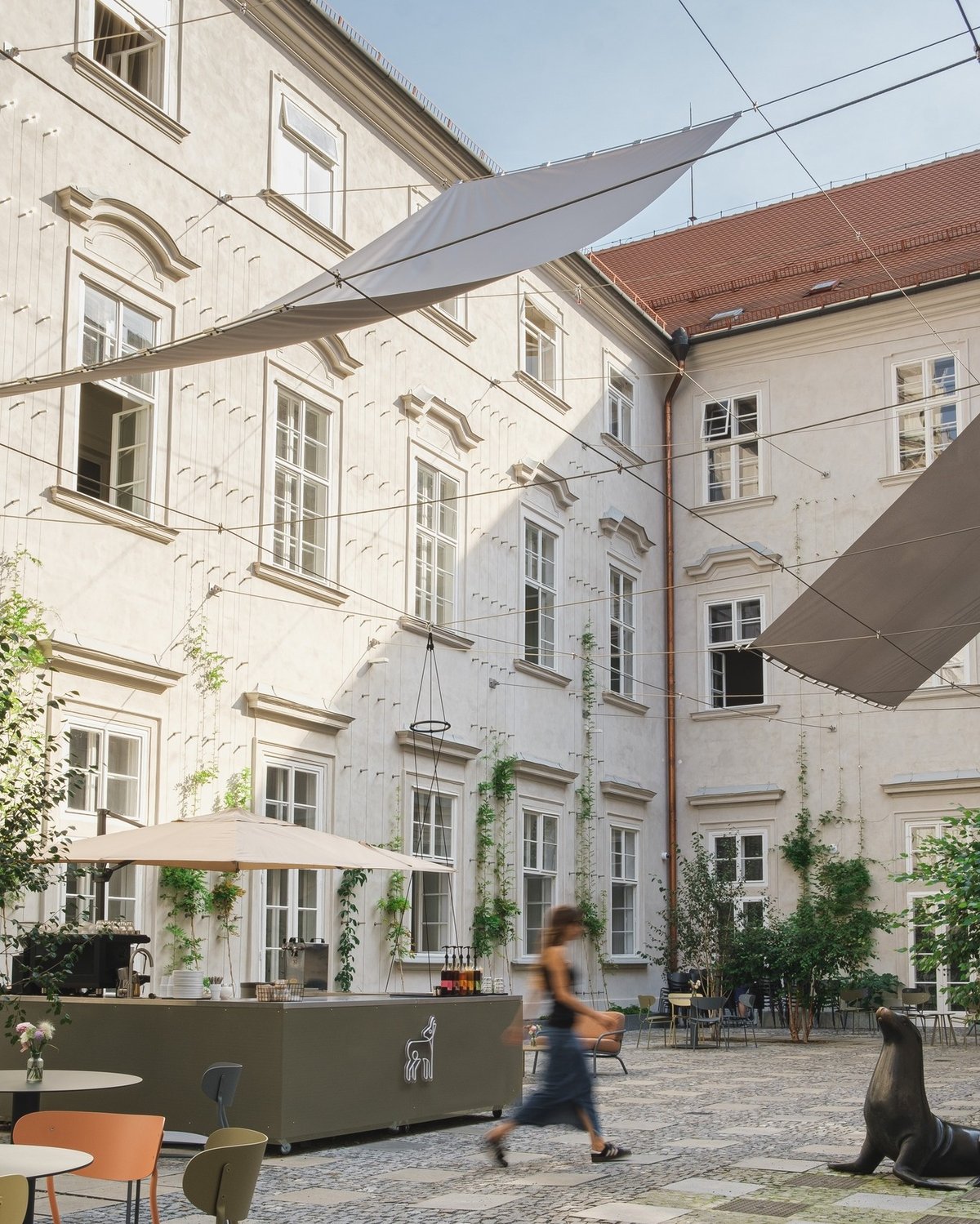 Jedna z nejkrásnějších brněnských zahrádek je bezpochyby Typika v prostorách Místodržitelského paláce na Moravském náměstí