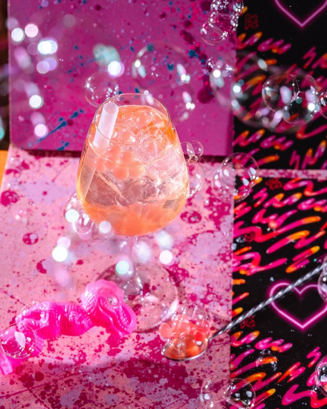 4 Pokoje – BUBBLYF*CK Na bubliny jsou tady experti! V tomhle drzém bubbletea mixu se potkává tradiční Becherovka s moderní elegancí Muyu likérů. Bublavé, osvěžující a nečekaně návykové.