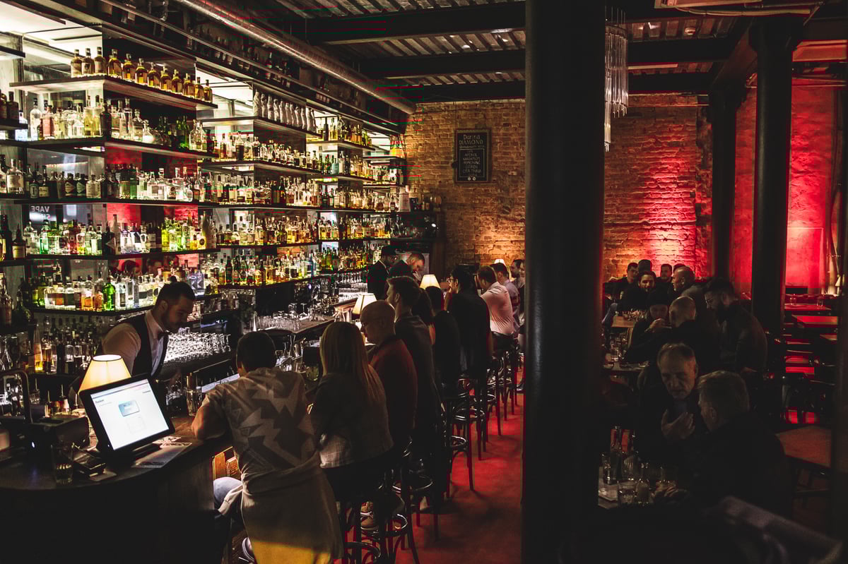 Interiér Baru, který neexistuje