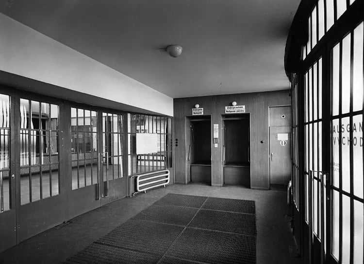 Páter noster v budově pošty