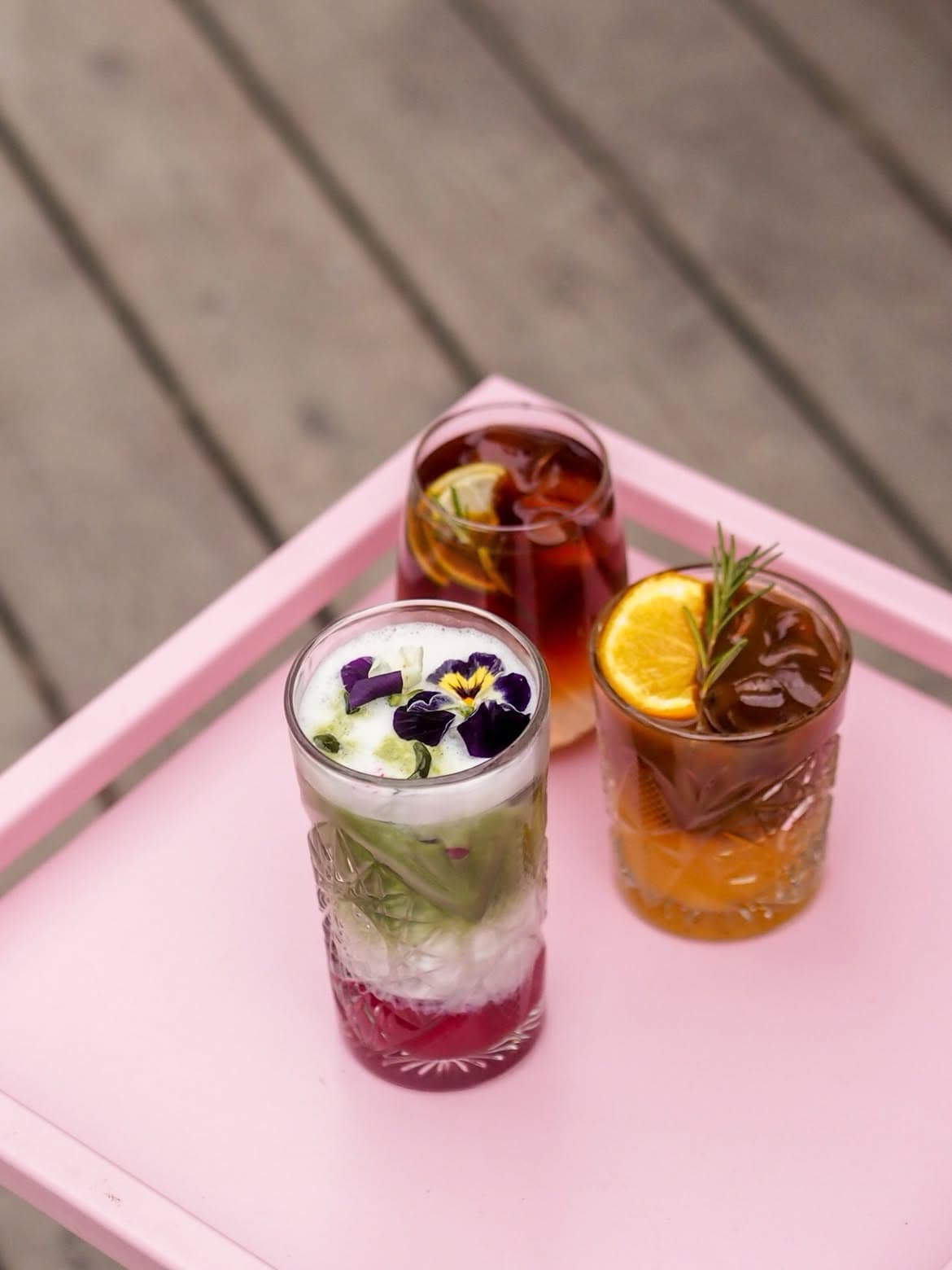 Ochutnejte letní drinčík v qb v podobě maracuja espresso tonic, raspberry matcha s vanilkou či místní stálice coldbrew mango
