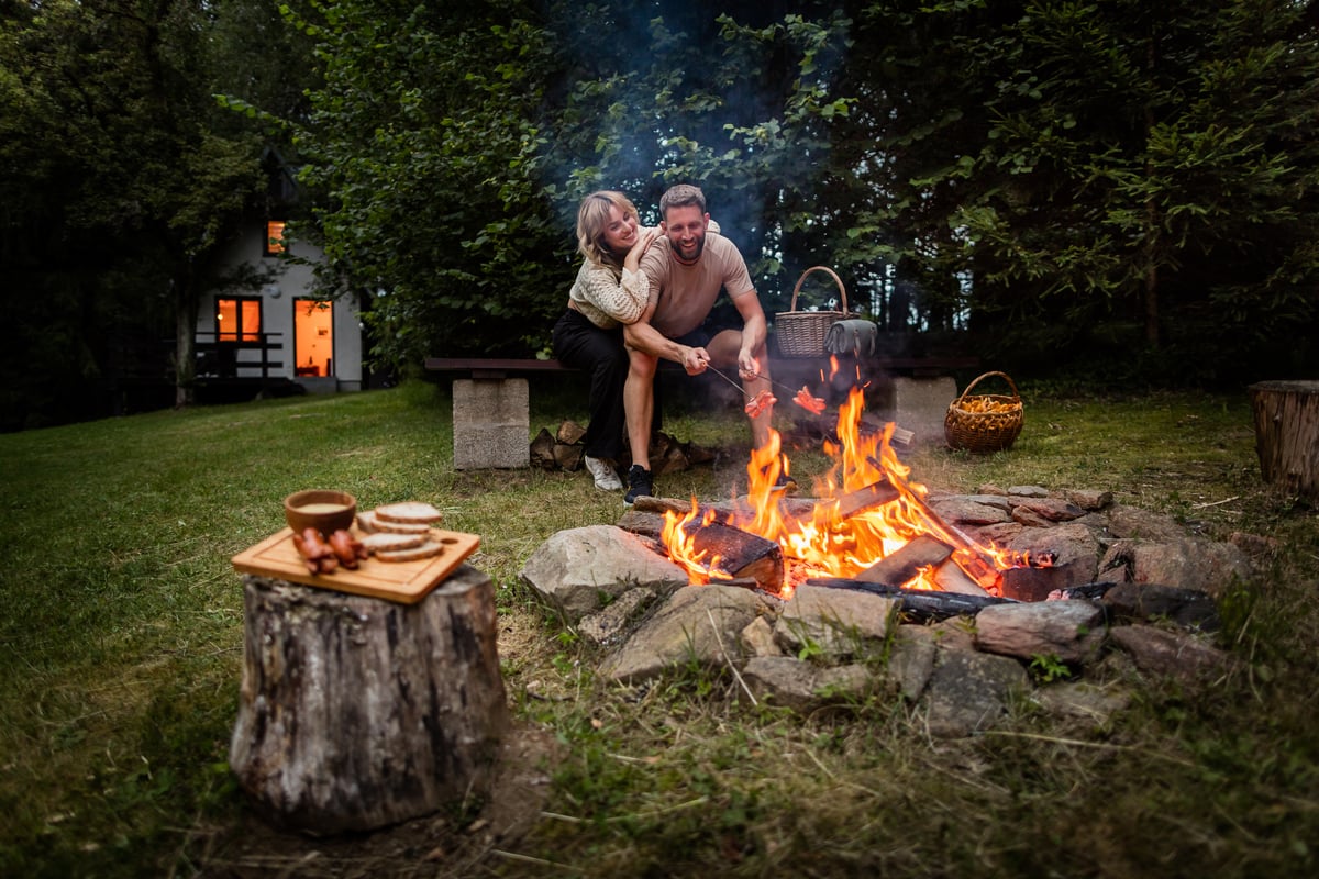 Večery můžete trávit v malebných chatkách, domech na stromě a glampingových stanech.