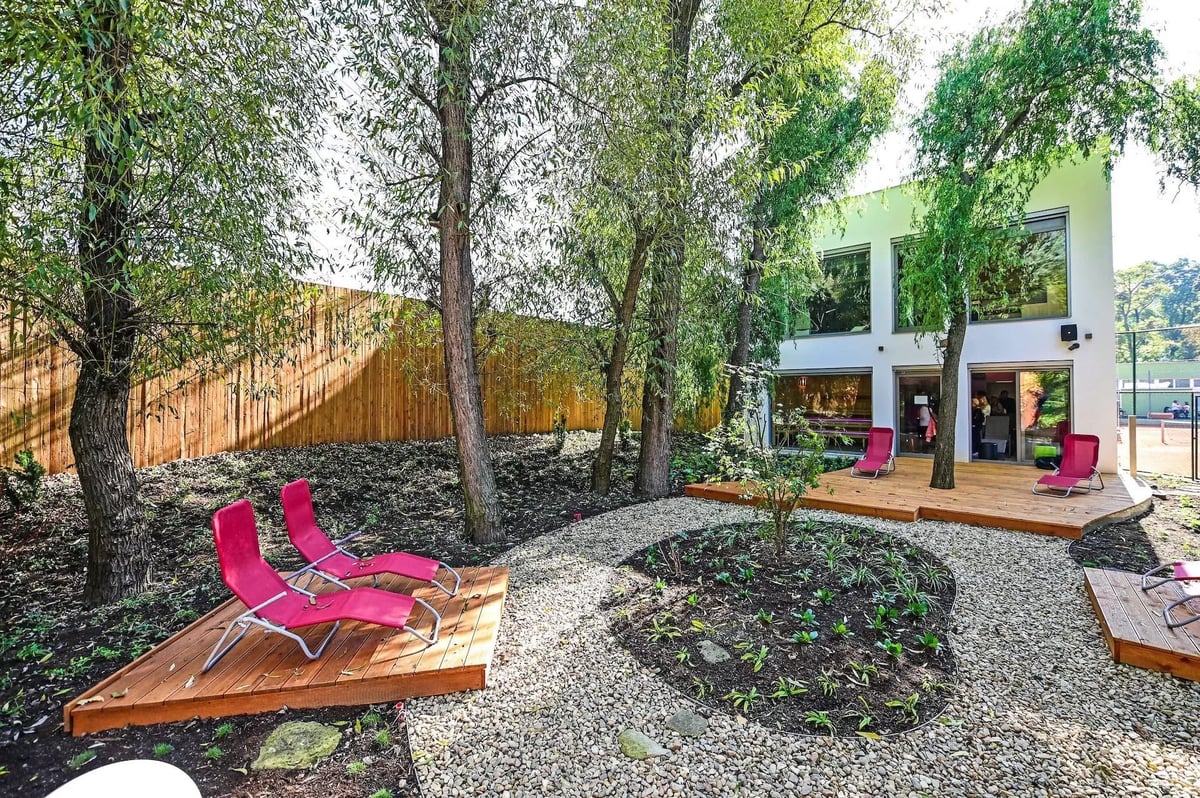 Saunový svět kombinuje moderní design s florou přilehlého parku.