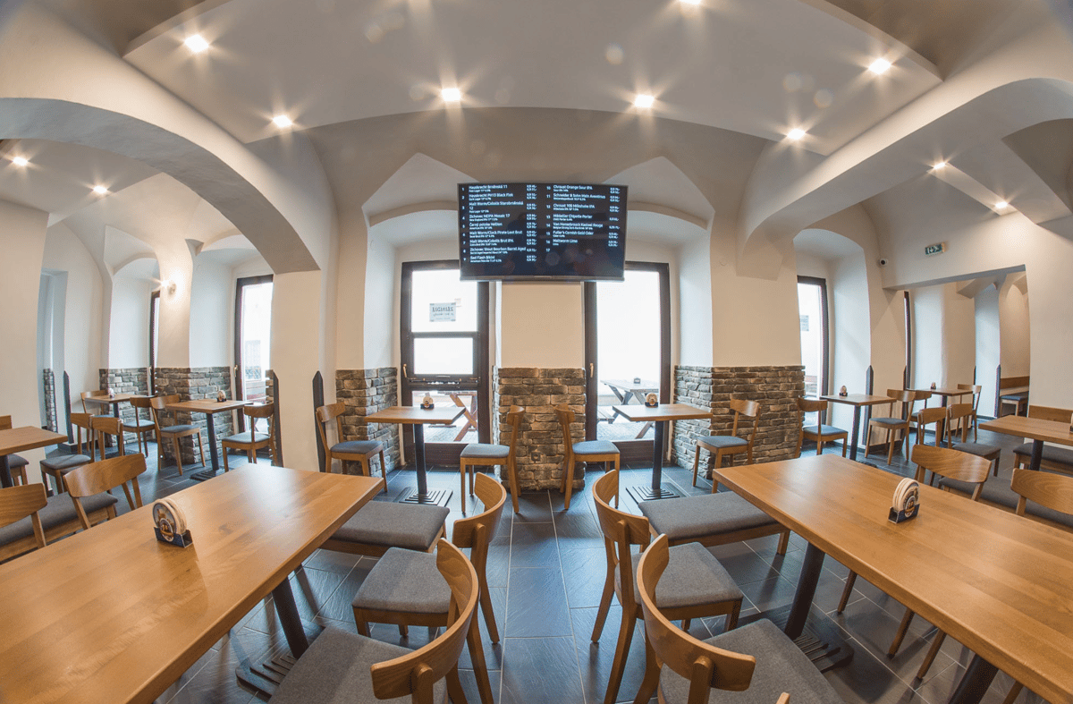 Prostorný interiér pivnice Malt Worm