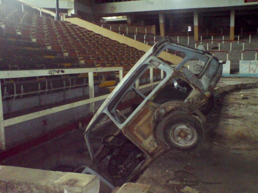 Trabant zapíchnutý v tribuně zimáku před demolicí.