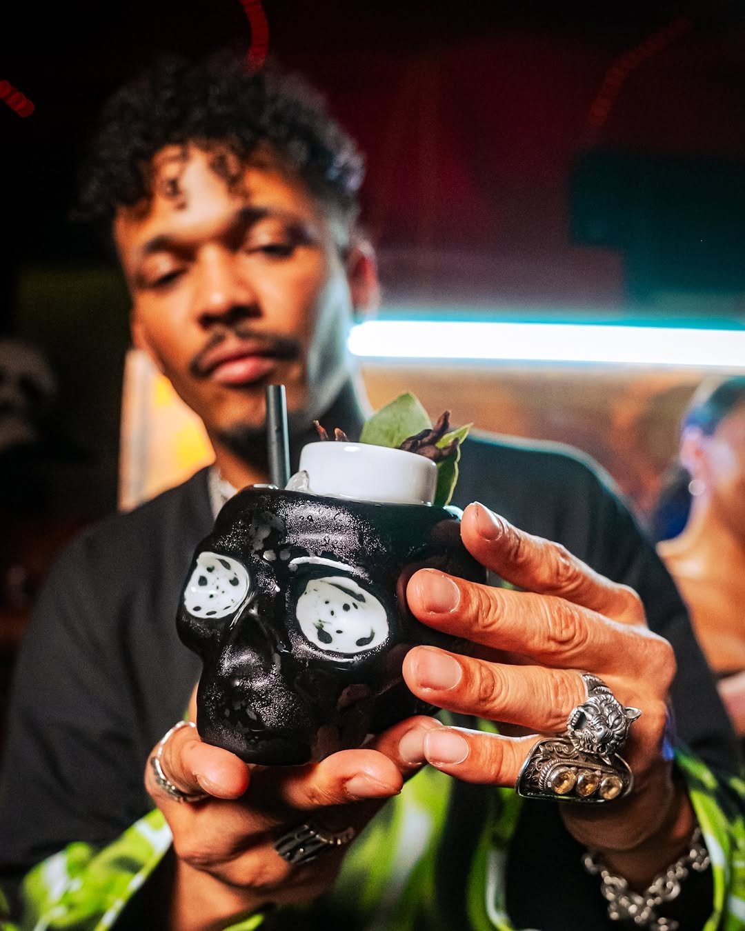 Super Panda Circus – C-WEED COWBORG Moře, jasmín, kiwi a CBD v jedné sklenici? Přidejte korunu z veganského jerky od Bennyho Crista a máte jarní sci-fi koktejl, který přistál přímo na baru Super Pandy. Divočina? Totální.