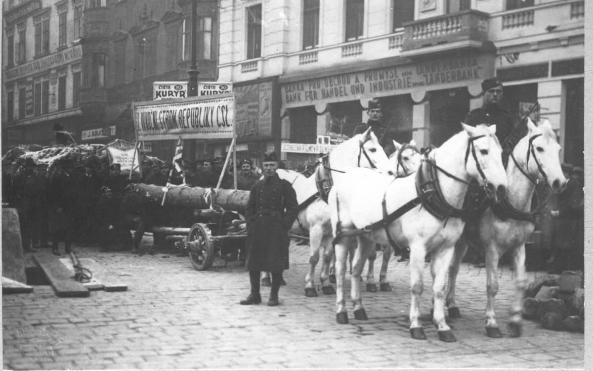 Převoz prvního vánočního stromu na Svoboďák