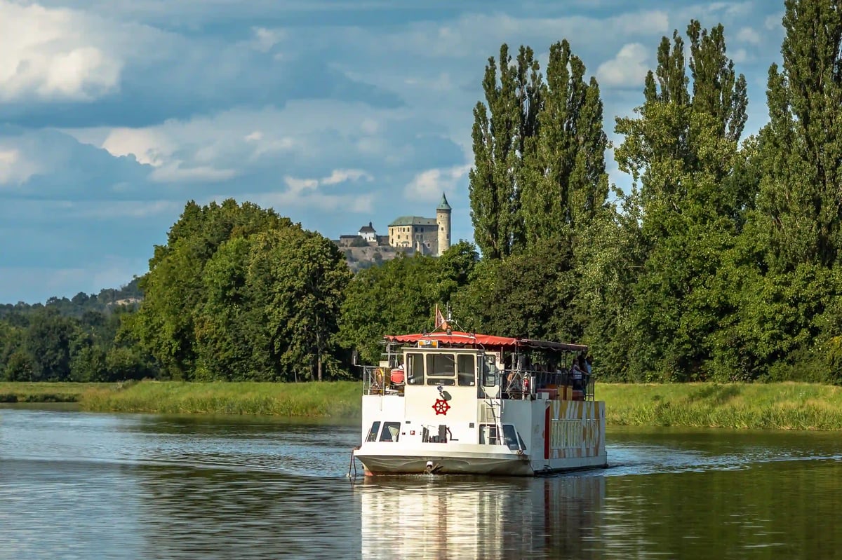 Na hrad se navíc můžete vydat i výletní lodí Arnošt z Pardubic