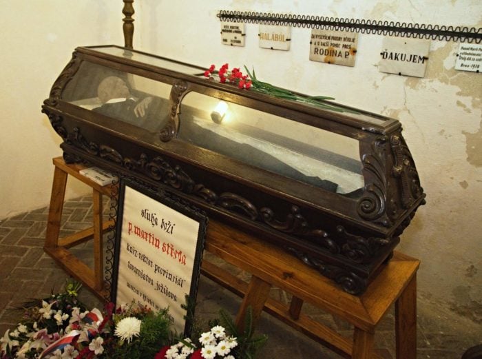 Prosklená rakev Martina Středy.