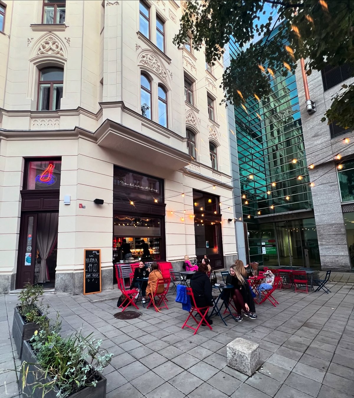 Bistro nabízí krásné venkovní posezení s výhledem na kostel sv. Jakuba