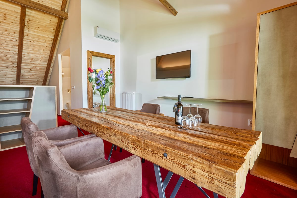 Každý apartmán nabízí společenský stůl z kvalitního masivu