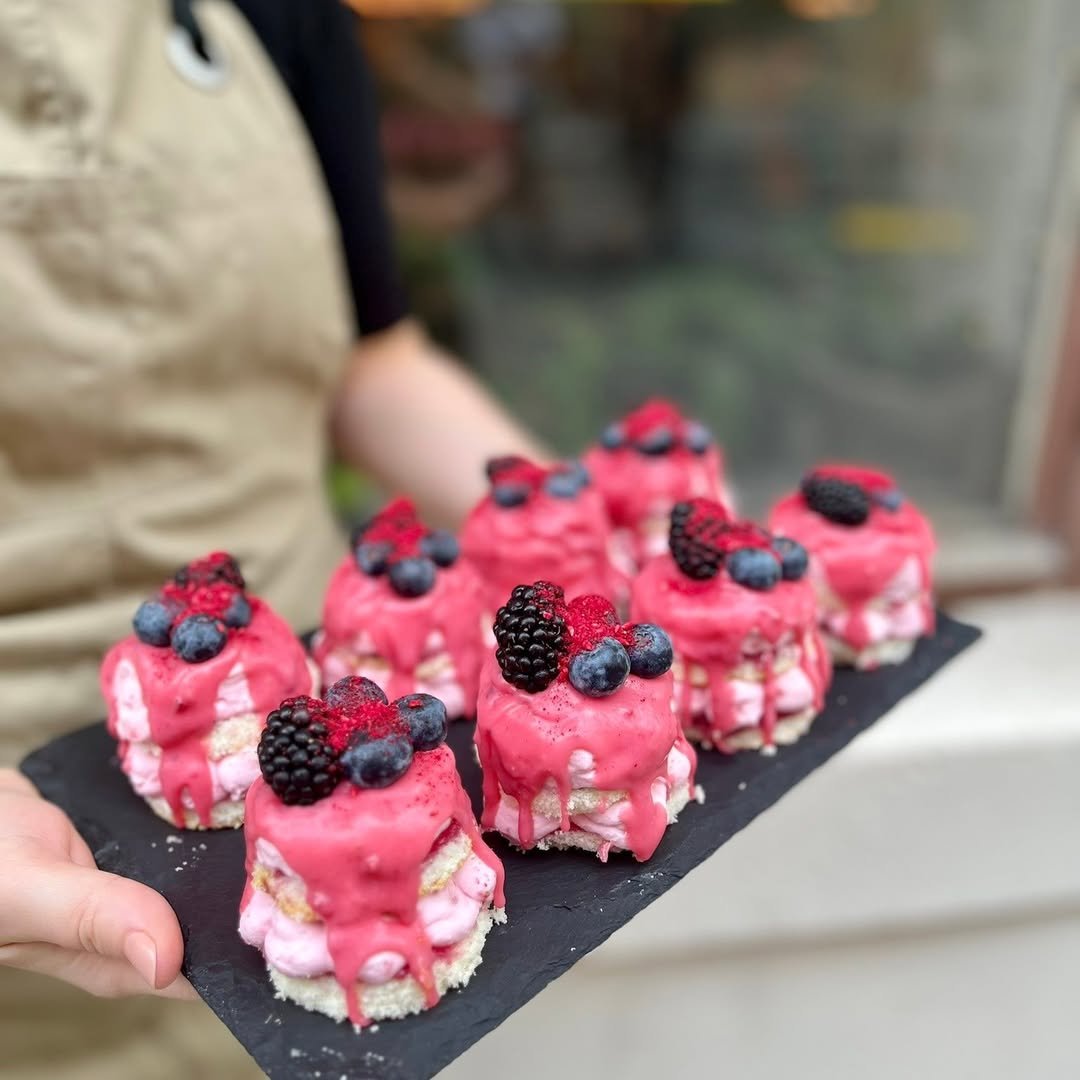 Sledujte kavárnu na sociálních sítích pro aktuální nabídku dezertů