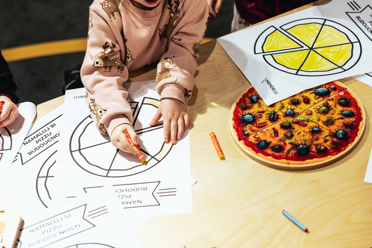 Malí návštěvníci si vymyslí vlastní kombinaci na pizzu ozdobenou jedlým hmyzem