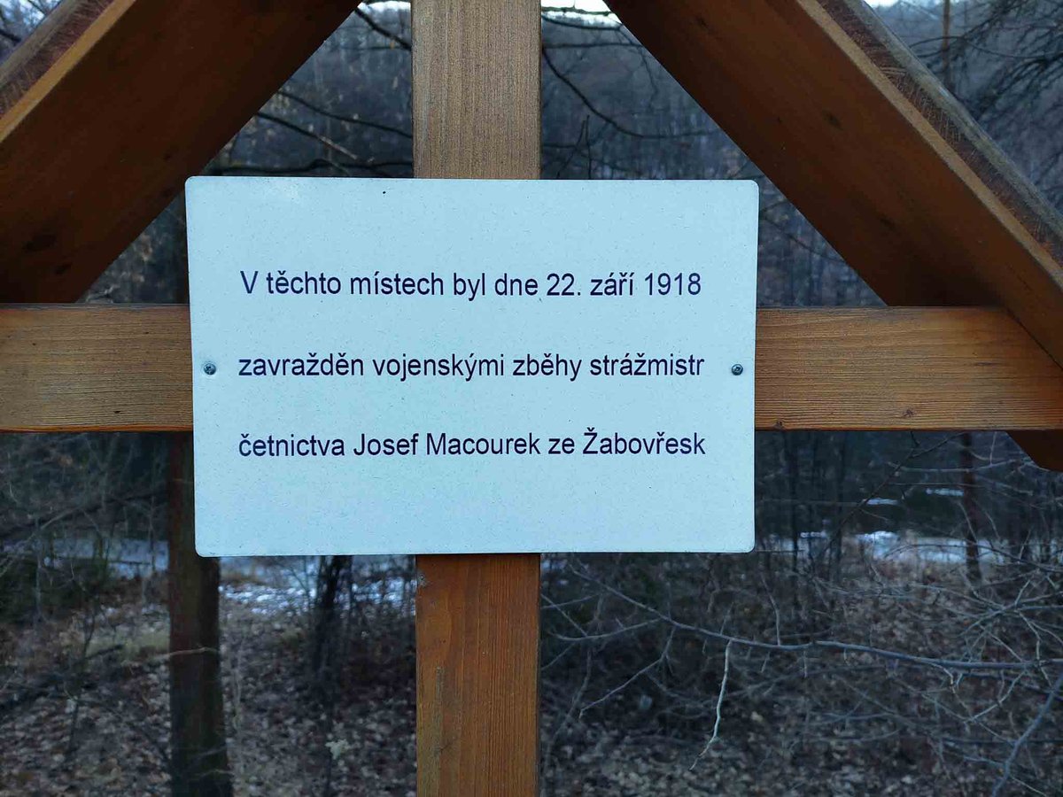 Pamětní deska u řeky Svratky