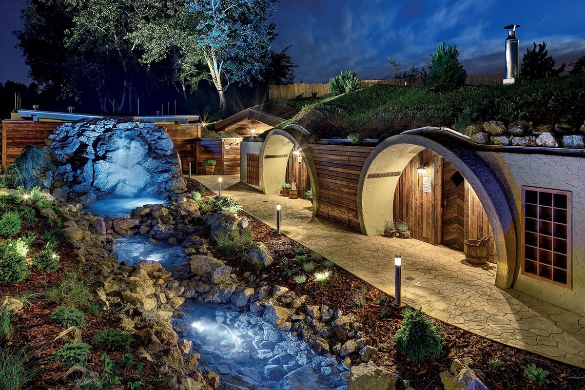 Celkový areál působí až pohádkovým dojmem, jako byste se ocitli někde v Hobitíně. 